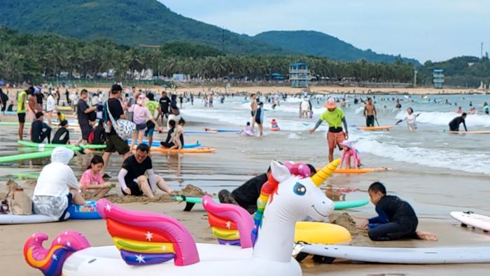 开学在即 万宁日月湾冲浪旅游热度不减