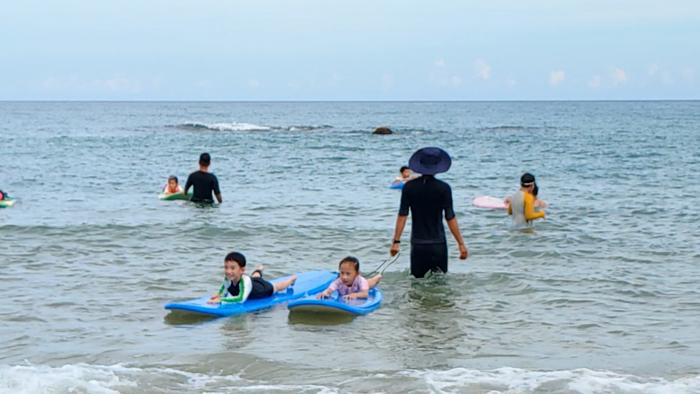 开学在即 万宁日月湾冲浪旅游热度不减