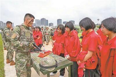 “七一勋章”获得者张桂梅带领师生走进南部战区空军雷达某旅