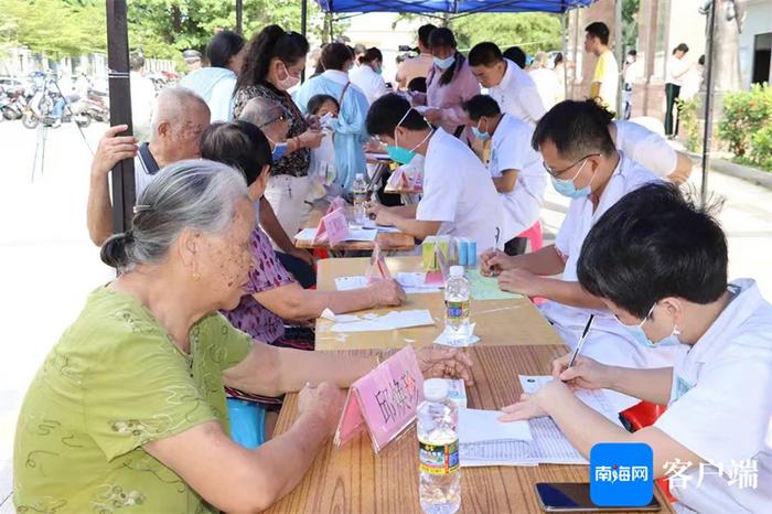 昌江医疗集团举办庆祝2024年中国医师节义诊活动