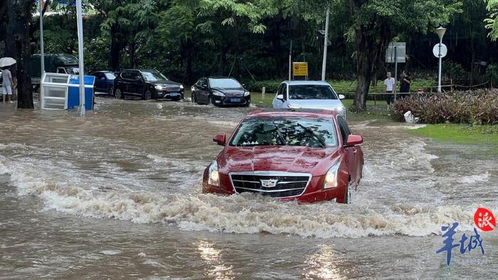 道路积水、列车晚点、景区关闭！直击广东多地大暴雨，避险指南→