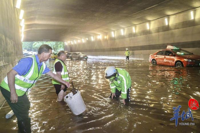 道路积水、列车晚点、景区关闭！直击广东多地大暴雨，避险指南→