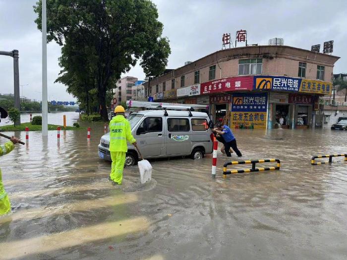 道路积水、列车晚点、景区关闭！直击广东多地大暴雨，避险指南→