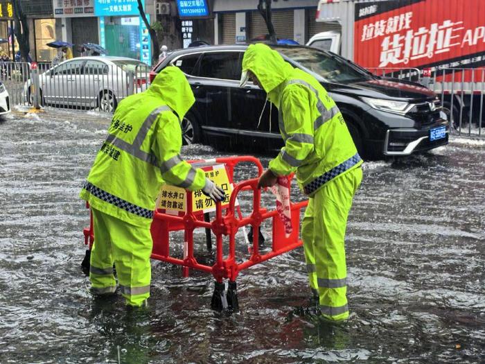 道路积水、列车晚点、景区关闭！直击广东多地大暴雨，避险指南→