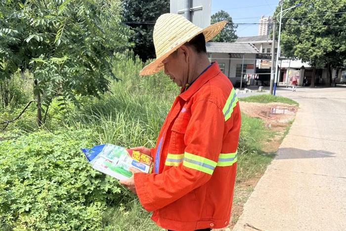 暑季送清凉！香雪携手心健大药房向一线环卫工人、交警送上爱心物资