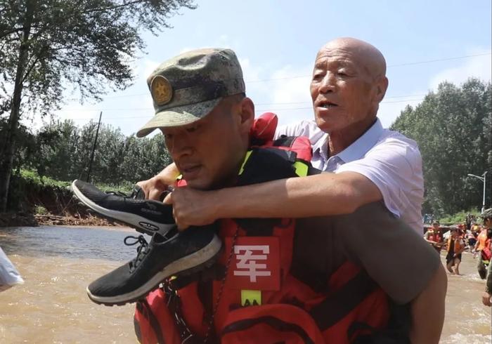 争分夺秒！子弟兵驰援葫芦岛抗洪救灾一线