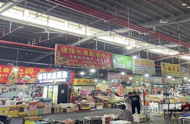文晖果品市场内的商铺。戴滢 摄