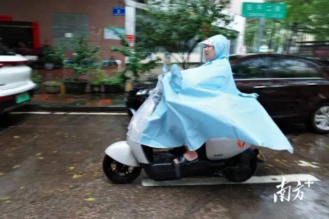 道路积水、列车晚点、景区关闭！直击广东多地大暴雨，避险指南→