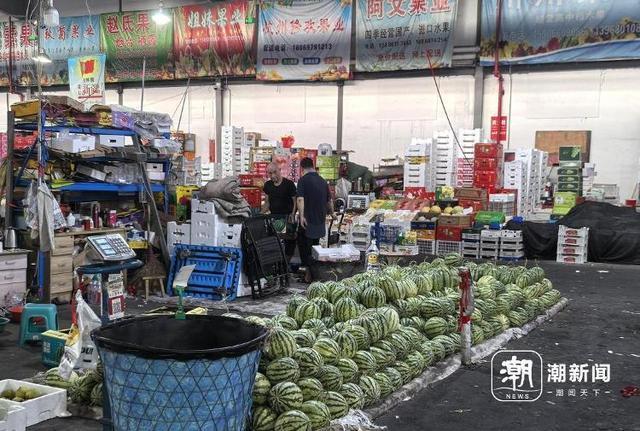 批发市场里一家专卖西瓜的摊位。王琦欣 摄