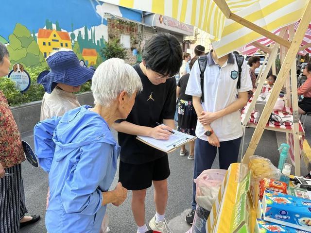 颜值与科技并存！宝山路街道今年首个垃圾分类精品箱房投入使用