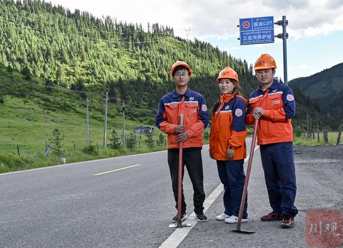 C视频丨国道317线上  3位“90后”和一座养护站的故事丨向云端——寻路川藏线上的中国