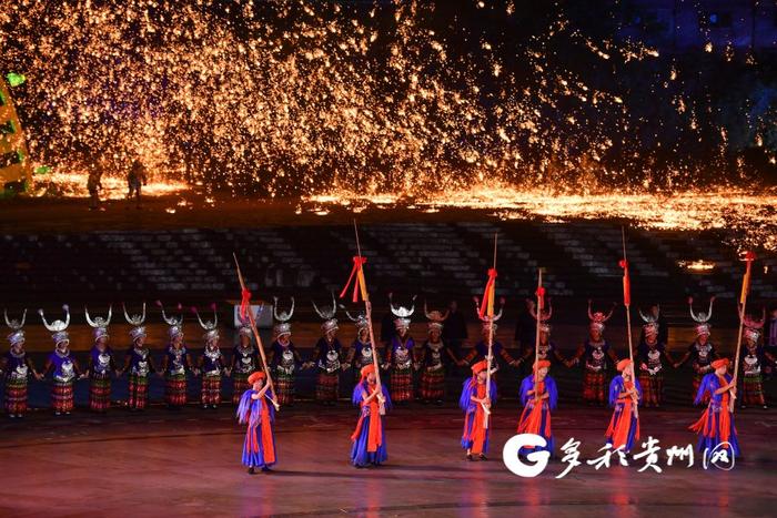 【高清组图】大型实景苗族歌舞诗剧《仰欧桑》火热开演 现场引客如潮