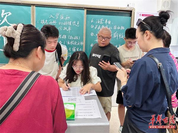 桃源二中迎来新生“报到潮” 学生志愿者成一道亮丽风景线