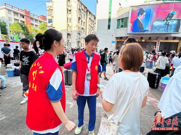 桃源二中迎来新生“报到潮” 学生志愿者成一道亮丽风景线