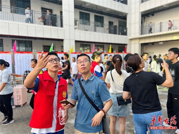 桃源二中迎来新生“报到潮” 学生志愿者成一道亮丽风景线