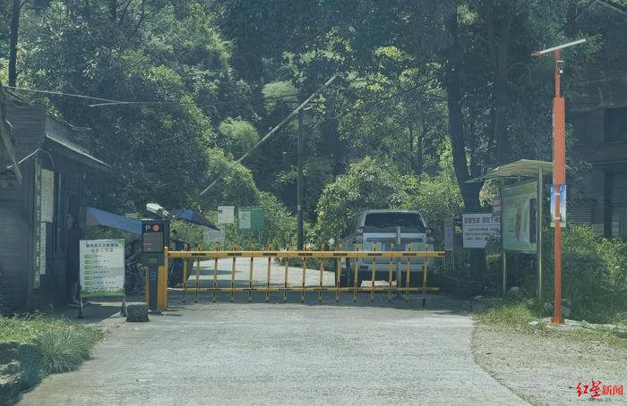 游客称到峨眉山张沟玩水被收费：带路费系双方议价带路，村组长及村民否认收卫生费