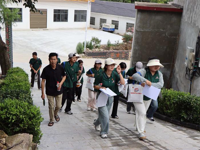 茶韵润乡 青春汇聚推普行——信阳学院文学院“语茶同行”志愿服务队赴黑龙潭村开展推普助振兴活动