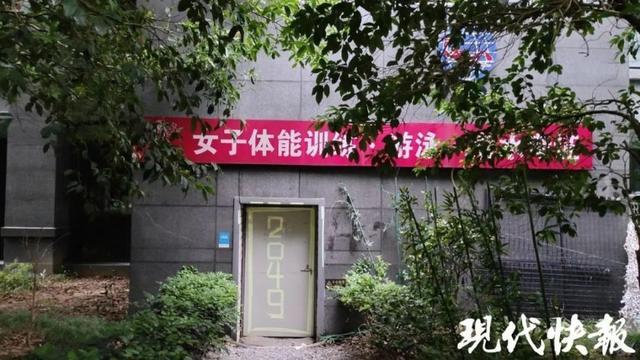 游泳馆团购卡限45岁以下女性并有学士学位？负责人：学历高的人素质高