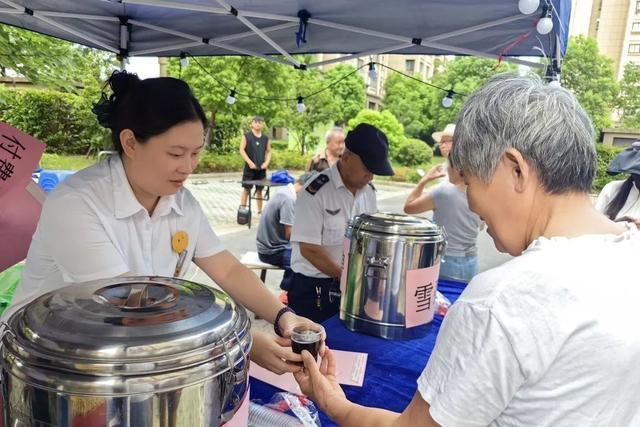 赶集、泡泡大战、观影……宝山这里的纳凉晚会真热闹！