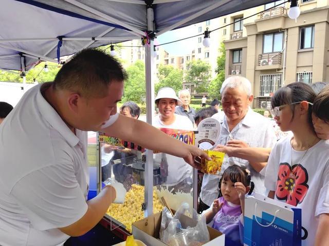 赶集、泡泡大战、观影……宝山这里的纳凉晚会真热闹！