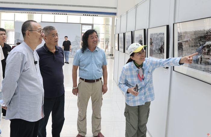 艺起感悟：艺术大家潘鲁生参观王超英摄影展 点赞光影瞬间的纪实魅力