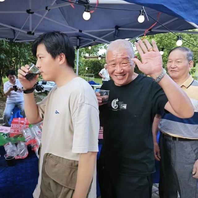 赶集、泡泡大战、观影……宝山这里的纳凉晚会真热闹！