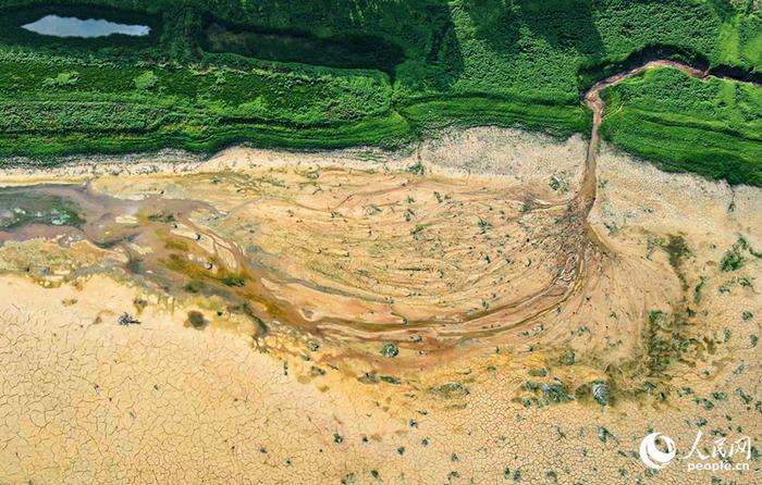 黄河三门峡库区滩涂现“沙画”长卷