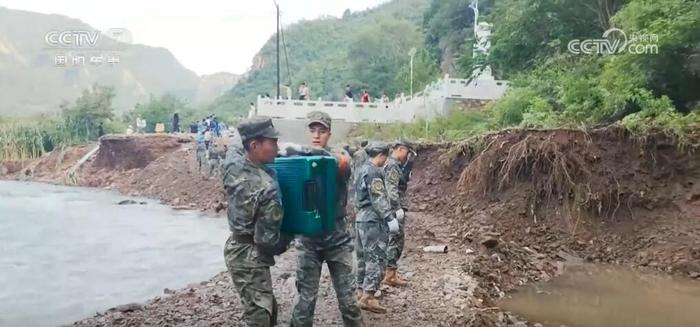 转移群众、运送物资……解放军和武警部队官兵持续奋战在抢险救援一线