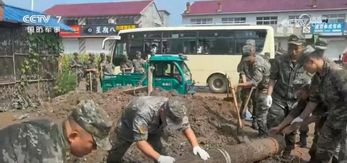 转移群众、运送物资……解放军和武警部队官兵持续奋战在抢险救援一线