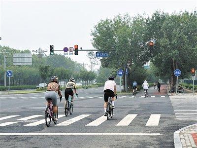 记者近期探访北京多个热门骑行地 竞速“飙车”现象频发