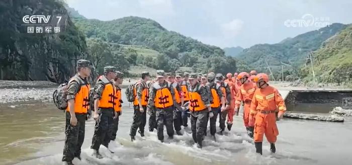 转移群众、运送物资……解放军和武警部队官兵持续奋战在抢险救援一线