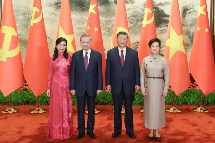 8月19日,中共中央总书记、国家主席习近平在北京人民大会堂同来华进行国事访问的越共中央总书记、国家主席苏林举行会谈。会谈前,习近平和夫人彭丽媛同苏林和夫人吴芳璃合影。摄影/本刊记者 盛佳鹏