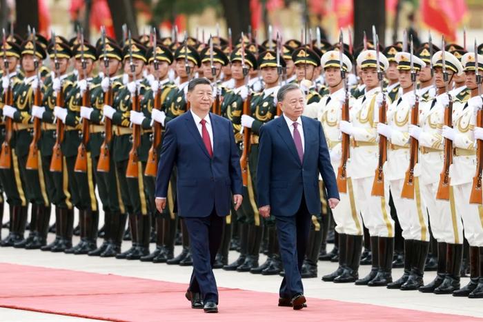 8月19日,中共中央总书记、国家主席习近平在北京人民大会堂同来华进行国事访问的越共中央总书记、国家主席苏林举行会谈。会谈前,习近平在人民大会堂东门外广场为苏林举行欢迎仪式。摄影/本刊记者 盛佳鹏