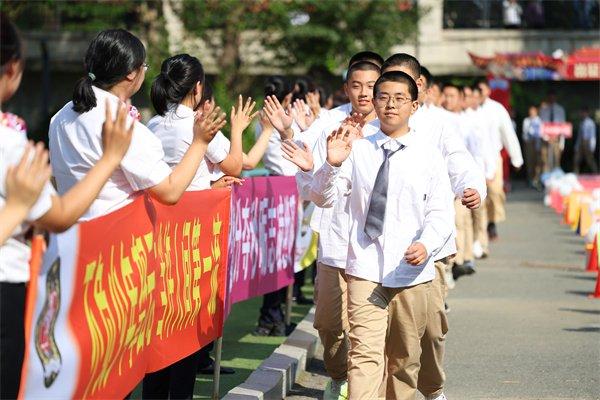 长春市这所学校在开学典礼上给学生发了10万元？