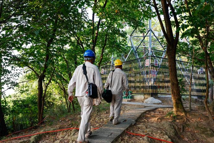 重庆南岸：高温下特巡线路 守护清凉