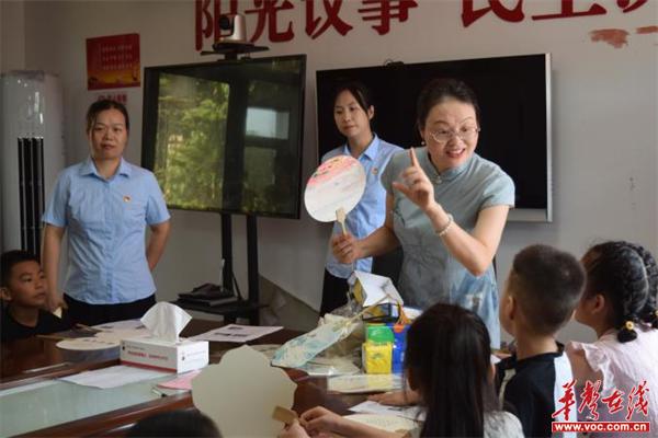 娄底楚怡职业学校：下乡传承非遗，绘染“漆”彩童年