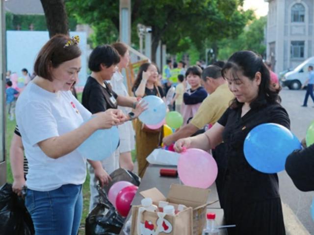 难忘的露天电影，点亮居民不一样的夜晚……