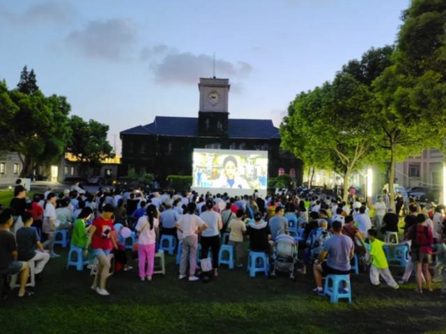 难忘的露天电影，点亮居民不一样的夜晚……