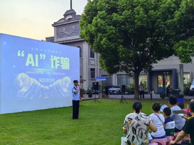 难忘的露天电影，点亮居民不一样的夜晚……