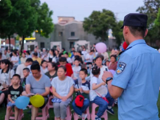 难忘的露天电影，点亮居民不一样的夜晚……