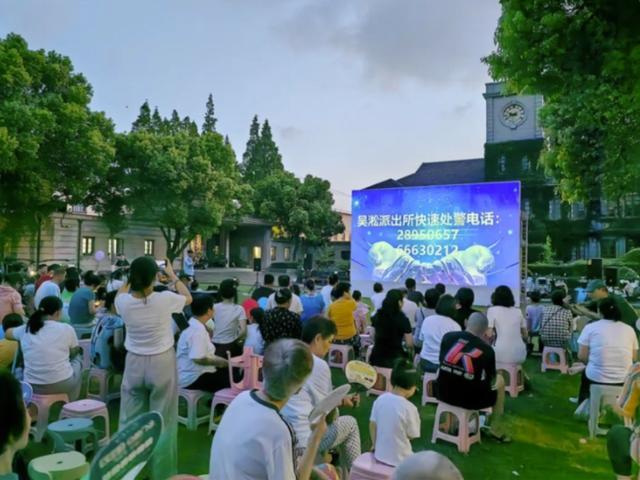 难忘的露天电影，点亮居民不一样的夜晚……