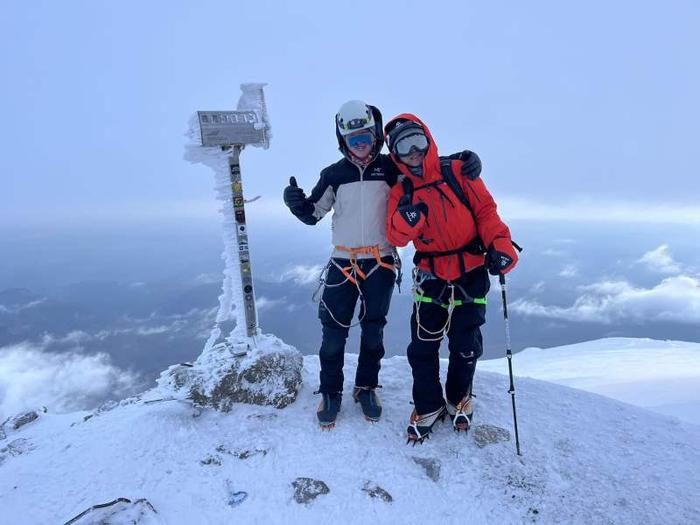 中国盲人登山者张洪成功登顶欧洲最高峰厄尔布鲁士峰