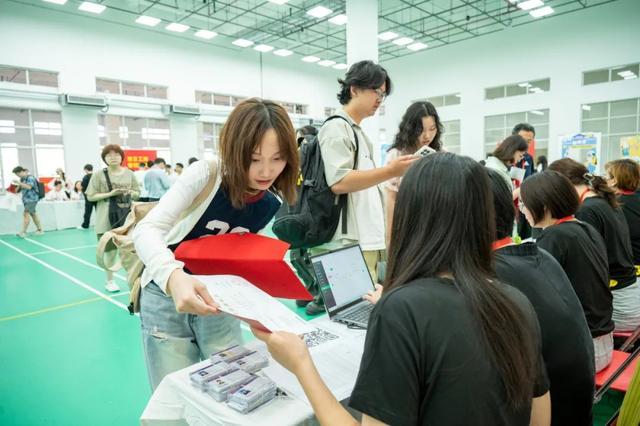 你好，新同学！松江大学城“迎新”模式已启动