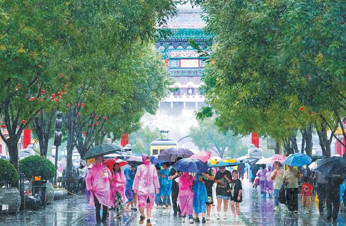 暴雨中守护市民平安出行