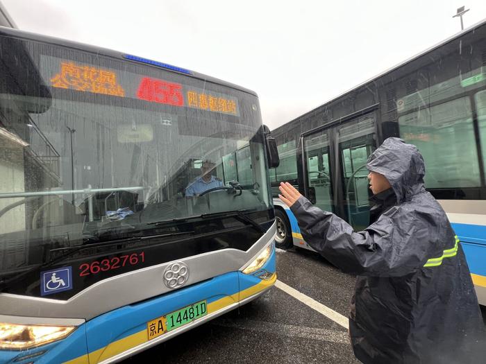 北京暴雨蓝色预警中！公交人全力保障乘客出行平安