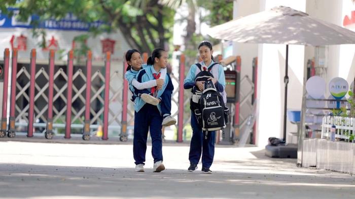 12岁小学生马凯琳：坚持5年背同学上下学 稚肩显担当