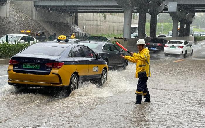 防汛人员彻夜值守应对北京强降雨，下凹桥区积水快速处置