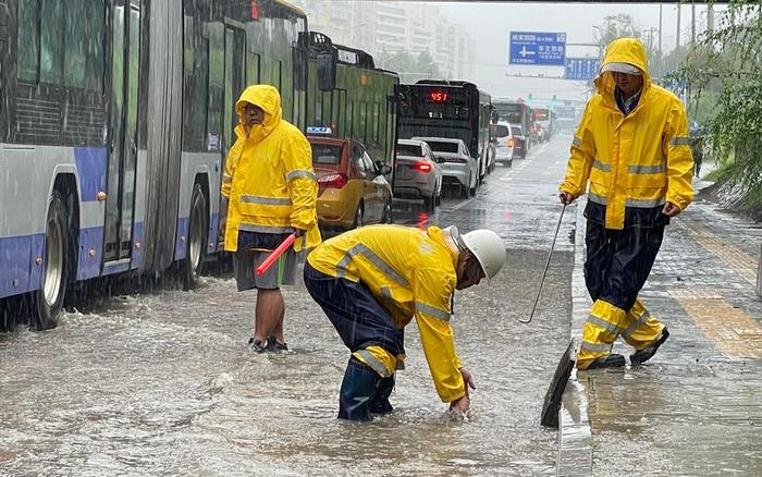 防汛人员彻夜值守应对北京强降雨，下凹桥区积水快速处置