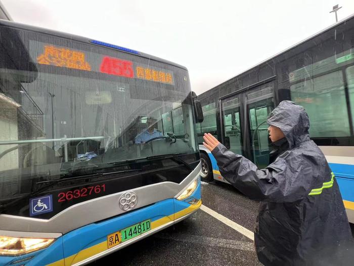 北京暴雨蓝色预警中！公交做好准备