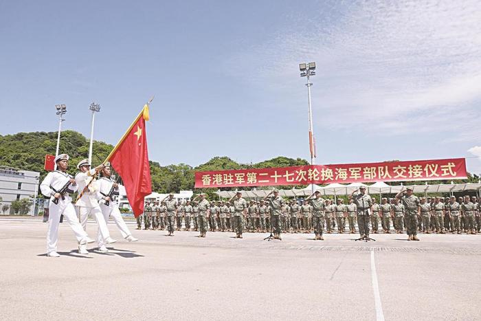 解放军驻香港部队组织第27次建制单位轮换